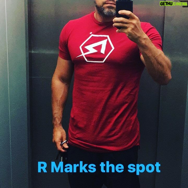 Roberto da Costa Instagram - The R marks the spot #R #marks #the #spot #clothing #elevator #selfie #superhero #shizzle #fashion #ready #to #rock #amsterdam #robertodacosta #aruba #red #and #white Amsterdam, Netherlands