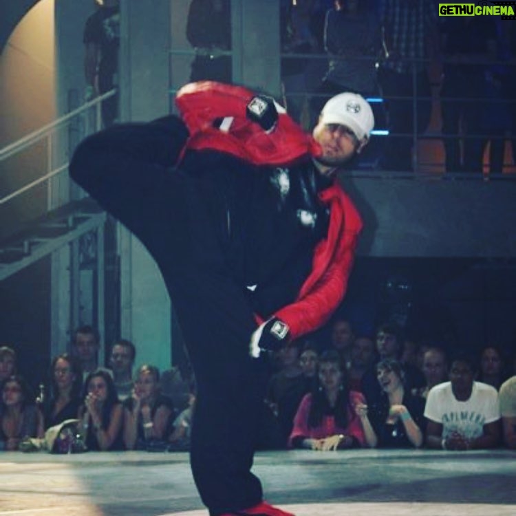 Roberto da Costa Instagram - My signature dance move hope I still can pull it off after all those heavy leg workouts 🙈 #signature #dance #move #soyouthinkyoucandance #liveshow #sytycd #choreography #choreographer #dancer #hiphop #performance #performer #robertodacosta #amsterdam #dutch #aruba #puma Amsterdam, Netherlands