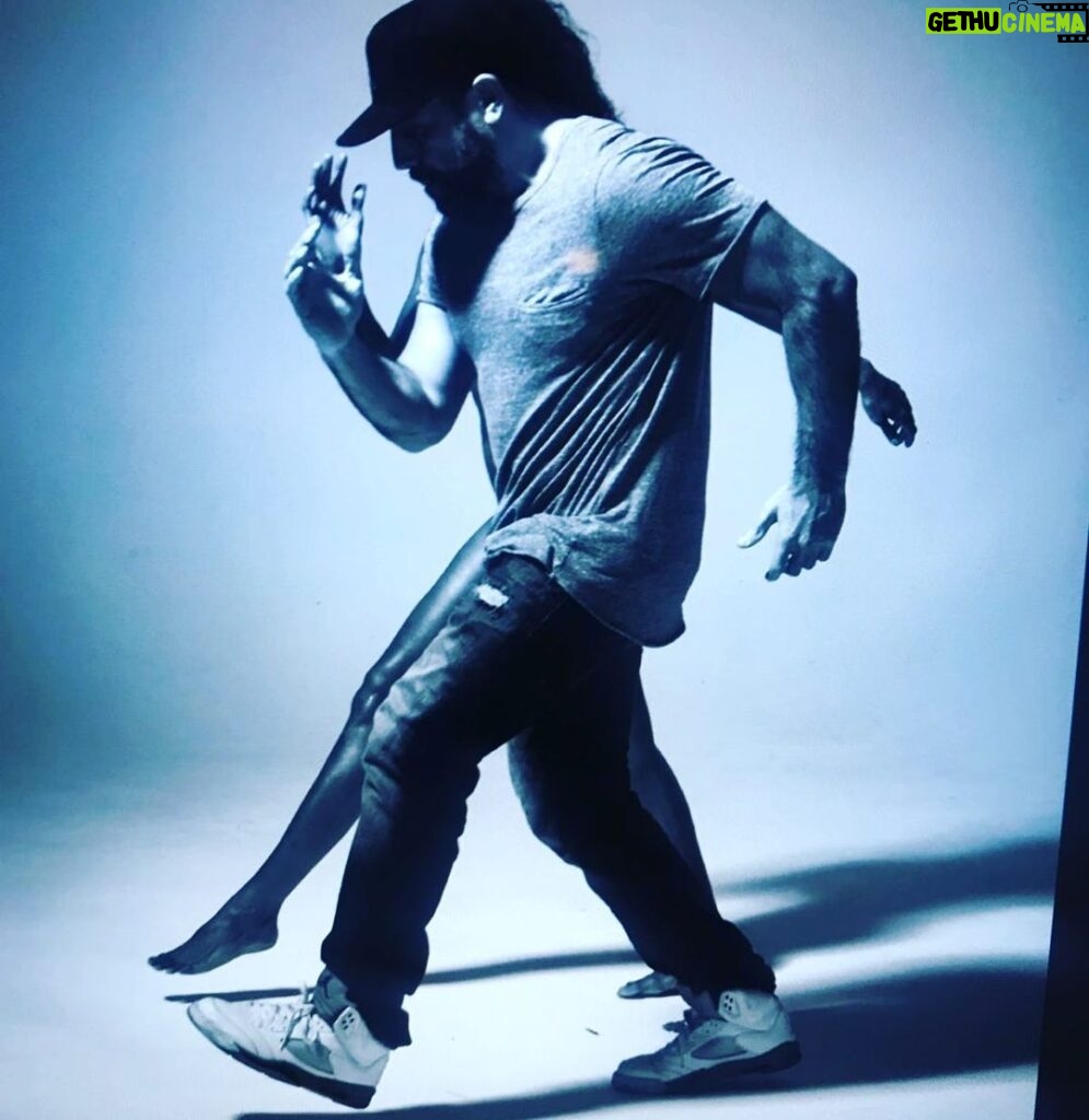 Roberto da Costa Instagram - I’m synchronising the pose with @mariahelenabaly for our look better naked campagne @saintsandstars ! #nextlevelgym #saintsandstars #boutiquegym #photoshoot #model #pose #robertodacosta #robeasto #amsterdam Saints & Stars