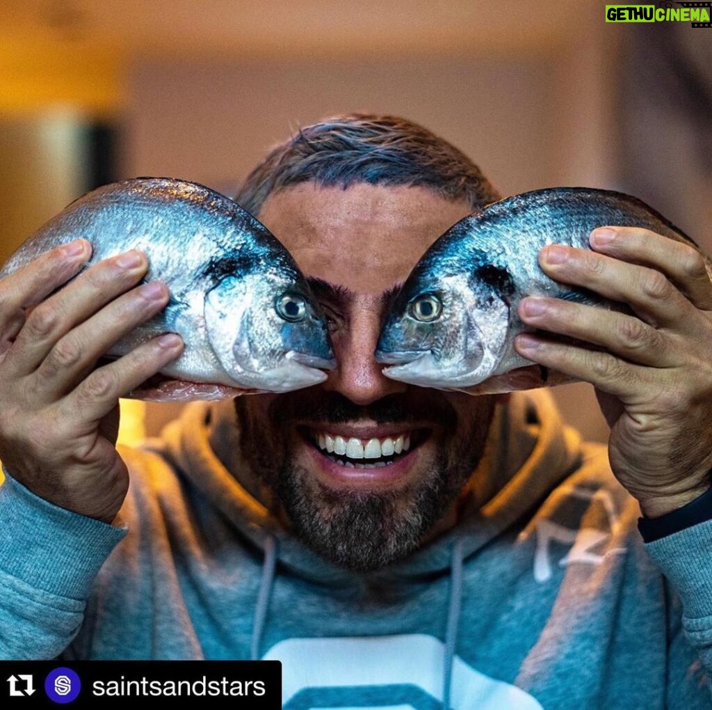 Roberto da Costa Instagram - My omega’s are on fleek !!! Thanks to @tyronpijloo 📸 for bringing me my protein and omega’s to @saintsandstars . #nextlevelgym #saintsandstars #protein #omega #fish #everyday #makes #me #smile #and #keeps #the #doctor #away #healthy #saintsandstarsamsterdam #robertodacosta #amsterdam #robeasto #fisheye