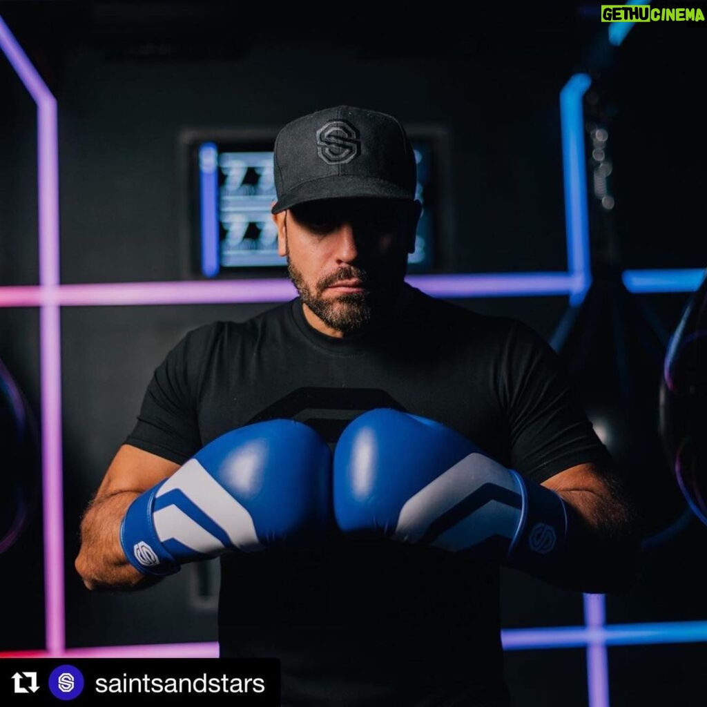 Roberto da Costa Instagram - Holy box ready!!! like they say in Holland 🇳🇱 “ woensdag gehaktdag” ( if your not dutch try to pronounce it 😂) means literally “Wednesday minced meat day” let’s Punch some bags with our new custom made @saintsandstars boxing gloves 💪🏽💪🏽💪🏽 time to put some hussle behind that Muscle !!! 📸 @fracrox #saintsandstars #holybox #holyshred #the #nextlevelgym #of #amsterdam #and #worldwide #😀 #train #training #robeasto #robertodacosta #new #boxing #gloves #boxinggloves Saints & Stars