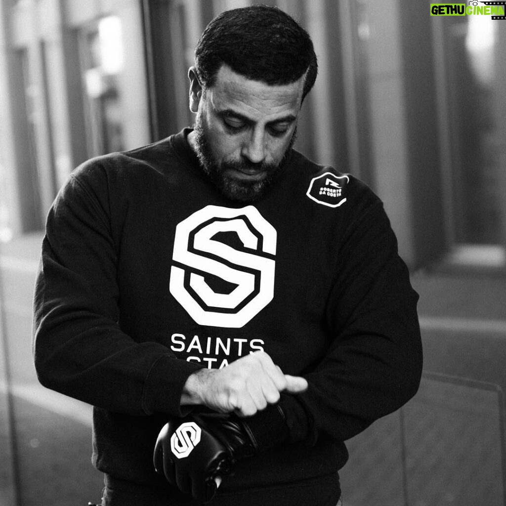 Roberto da Costa Instagram - Tighten up your gloves and smash into your new year 💪🏽 📸 @fracrox ! #holybox #holy #box #holyshred #shred #saintsandstars #nextlevelgym #boutiquegym #sport #training #lose #fat #gain #muscle #muscles #robertodacosta #amsterdam #levelup #blackandwhite Saints & Stars