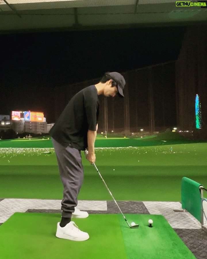 Robin Furuya Instagram - ⛳️⛳️⛳️ Golf is an easy game… It’s just hard to play. #golf ロッテ葛西ゴルフ練習場