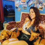 Rocío Vidal Instagram - No iba a darle más vueltas, pero ya que tengo que vivir esto constantemente en mis carnes simplemente por compartir una foto en otra red social, quería darle visibilidad. Aunque os impacte igual que a mí, ESTO sigue ocurriendo. Subir una foto sin molestar a nadie, mostrando mi felicidad del momento, implica decenas de comentarios que intentan degradarme, juzgarme o hundirme. Yo estoy bien, he conseguido que no me afecte, porque sé que sólo proyectan su frustración en mí, pero como me ocurre a mí le ocurre a tantísimas otras mujeres todos los días. Y joder, es que es injusto tener que lidiar con ello, y tener que lidiar con ello BIEN. Que no te afecte, poner buena cara, mirar para otro lado y seguir haciendo tu trabajo. Yo lo estoy consiguiendo después de mucho trabajo personal, pero a cualquier persona nos puede trastocar nuestra salud mental. La realidad que me hace seguir: las buenas personas somos muchísimas más. Pero muchísimas. No tengo ninguna duda. El problema es el ruido ensordecedor de unas pocas. Y los discursos de odio crecientes que nos recuerdan a tiempos más oscuros. Así que aprovecho para daros las gracias a todas y todos los que vivís y dejáis vivir, los que tenéis claro cuál es el lado bueno de la Historia y los que apreciáis y valoráis a las personas por lo que son. Gracias por estar. Y a disfrutar del verano, vestíos como os venga en gana, tomaos una cervecita a mi salud y aprovechad el tiempo con vuestros seres queridos humanos, perrunos, gatunos o lo que sea 💜💜💜