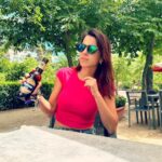 Rocío Vidal Instagram - Foto 1: ¿Cuántos perros ves en la foto? Foto 2: ¿Mahou 0,0 Tostada? Foto 3: Venga, fuera prejuicios, hay que probarlo todo. Foto 4: ¡Pues ta rica! Sí, no estáis soñando, he probado por primera vez una cerveza 0,0 que me ha gustado, y oye, para los que no queráis o no podáis beber alcohol, echadle una probada a Mahou 0,0 Tostada y me contáis. A veces hay que dejar a un lado los prejuicios en esta vida 🍻 @mahou_es #UnSaborQueDesmontaPrejuicios #publi