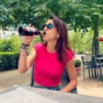 Rocío Vidal Instagram - Foto 1: ¿Cuántos perros ves en la foto? Foto 2: ¿Mahou 0,0 Tostada? Foto 3: Venga, fuera prejuicios, hay que probarlo todo. Foto 4: ¡Pues ta rica! Sí, no estáis soñando, he probado por primera vez una cerveza 0,0 que me ha gustado, y oye, para los que no queráis o no podáis beber alcohol, echadle una probada a Mahou 0,0 Tostada y me contáis. A veces hay que dejar a un lado los prejuicios en esta vida 🍻 @mahou_es #UnSaborQueDesmontaPrejuicios #publi