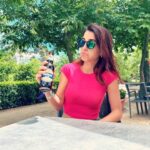 Rocío Vidal Instagram - Foto 1: ¿Cuántos perros ves en la foto? Foto 2: ¿Mahou 0,0 Tostada? Foto 3: Venga, fuera prejuicios, hay que probarlo todo. Foto 4: ¡Pues ta rica! Sí, no estáis soñando, he probado por primera vez una cerveza 0,0 que me ha gustado, y oye, para los que no queráis o no podáis beber alcohol, echadle una probada a Mahou 0,0 Tostada y me contáis. A veces hay que dejar a un lado los prejuicios en esta vida 🍻 @mahou_es #UnSaborQueDesmontaPrejuicios #publi