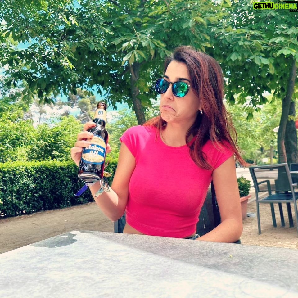 Rocío Vidal Instagram - Foto 1: ¿Cuántos perros ves en la foto? Foto 2: ¿Mahou 0,0 Tostada? Foto 3: Venga, fuera prejuicios, hay que probarlo todo. Foto 4: ¡Pues ta rica! Sí, no estáis soñando, he probado por primera vez una cerveza 0,0 que me ha gustado, y oye, para los que no queráis o no podáis beber alcohol, echadle una probada a Mahou 0,0 Tostada y me contáis. A veces hay que dejar a un lado los prejuicios en esta vida 🍻 @mahou_es #UnSaborQueDesmontaPrejuicios #publi