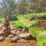 Rocío Vidal Instagram - Este fin de semana he podido escaparme de la asfixiante ola de calor y ha sido el soplo de vida y felicidad que necesitaba❤️. Han sido días complicados, en un piso en Madrid sin aire acondicionado; y como yo muchas familias y personas mayores solas se han encontrado en una situación similar. El problema está ahí, y cada vez será mayor. La situación del planeta hace que cada vez las olas de calor vayan a ser más largas y frecuentes; y si no hacemos algo, principalmente las grandes empresas contaminantes y los gobiernos, cada vez será peor. No sé qué más gritos de auxilio del planeta necesitan para actuar. Pero más allá de la situación dramática, agradezco mucho a proyectos como @1planet4all.es que están divulgando sobre cómo podemos contribuir a nivel individual para no empeorar la situación de nuestro querido medio ambiente, adaptarnos de la mejor manera posible y de forma constructiva.  Así que ahí van algunos consejos para soportar el calor de la mejor manera posible:  -Abrir las ventanas a primera hora de la mañana y por la noche para ventilar. En las horas más duras de calor, ventanas y persianas bajadas para crear un muro y que el calor no traspase. -Si tenéis Aire Acondicionado, ponedlo a una temperatura media estable de 22-24º. Es preferible eso que ir encendiendo y apagando a temperaturas mínimas. El planeta y tu bolsillo te lo agradecerán. -Intentad apagar siempre los aparatos eléctricos, como ordenadores, para que generen menos calor. Tened en cuenta que el “stand by” también genera calor y consumo eléctrico.  -Tened plantitas 🌱. Las plantas disponen de un mecanismo fisiológico que ayuda a bajar la temperatura que las rodea llamada transpiración. Es un proceso por el cual absorben el calor, evaporan el agua y permiten refrescar el aire. Ánimo con las semanas que nos esperan y que nos sea lo más leve posible <3 #act4theplanet #1planet4all Sierra De Guadarrama, Madrid, España