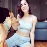 Rocío Vidal Instagram - DEJAD DE OPINAR SOBRE NUESTROS CUERPOS. Estoy recibiendo este tipo de comentarios en mi último vídeo y me ha parecido oportuno hacer una reflexión. Ya está bien de que estemos continuamente sometidas al más duro escrutinio sobre unos ideales inalcanzables de perfección y belleza. Una de cada tres adolescentes sufre ansiedad por culpa de las redes sociales. Hemos creado un monstruo, y si no somos conscientes del peligro que supone para la autoestima, para la salud mental y la estabilidad de tantas personas este tipo de comentarios "bienintencionados", la cosa va a ir a peor. A mí no me afecta, estoy en mi peso y feliz con mi cuerpo, pero muchas compañeras lo sufren a diario, y encima tienen que soportar que algunas influencers critiquen que se muestren la diversidad de cuerpos en campañas publicitarias. Promover la salud no está reñido con mostrar cuerpos reales, a ver si nos entra en la mollera. Nadie tiene que avergonzarse de ser como es, y tiene derecho a estar representada. En conclusión, dejad de opinar sobre lo que nos falta, nos sobra o tenemos que mejorar. Nunca sabéis quién hay detrás y cómo le pueden afectar estos comentarios. Mi perrita y yo os deseamos un feliz fin de semana ❤️