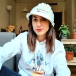Rocío Vidal Instagram - Espero que os guste este casco de ingeniera y mi perro juzgando mis decisiones vitales por detrás. Y ahora que Lennon tiene vuestra atención, quería haceros unas preguntas. ¿Sabéis que sólo 1 de cada 4 trabajadores en STEM son mujeres? ¿O que alrededor del 56% de ellas abandonan su trabajo a mitad de carrera? Un experimento interesantísimo que ha hecho @rebelsforchange_byedpr ha consistido en pedir  a niños y niñas que colocasen una escoba, un casco de ingeniera, un microscopio, un balón… Según pensasen si era de Mark,de Sarah o de ambos. ¿Qué creéis que eligieron? Tener como referente femenino a una ingeniera no es tarea fácil, por eso me parecen necesarias estas campañas de visibilización que ayudan a que niñas y niños dejen atrás los estereotipos y estudien lo que verdaderamente les motive. Las #REBELSFORCHANGE son todas esas referentes que guían el paso de las demás. Si sois estudiantes de ingeniería y estáis interesadas en trabajar en EDPR, queréis preguntarles algo a las propias trabajadoras, o ver el vídeo del experimento, entrad en @rebelsforchange_byedpr y ahí tenéis toda la info. #ad