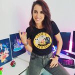 Rocío Vidal Instagram - Pues aquí bien contenta con las nuevas camis de mi tienda 😻. El nuevo diseño para estas navidades es un homenaje a cuatro maravillosas mujeres científicas, pero también tenéis otros que encontraréis en la web en forma de camisetas, sudaderas, tazas, láminas y bolsas. Yo creo que como regalo navideños para vuestros cercanos frikis 100tífikos no está mal, ¿No? ¿Cuál os gusta más? Yo tengo debilidad por el gatete terraplanista, no os voy a engañar. A mi perro no le gusta tanto, creo. Gracias a @joelmarcodesign por marcarte estos diseñazos ♥️ ¡Os dejo el link a todo el merchan en la bio!