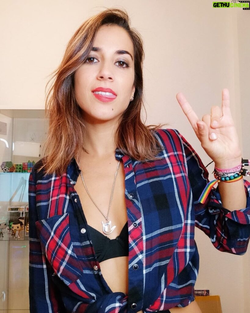 Rocío Vidal Instagram - Salud, rock and roll y mirad mi último vídeo que lo tenéis en la bio 🤘♥️