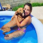 Rocío Vidal Instagram - Perdonadme que no esté entrando apenas por aquí, pero tengo muchas obligaciones, como darme un chapuzón con mi perro. Él también se nota que está sufriendo 😁🐶