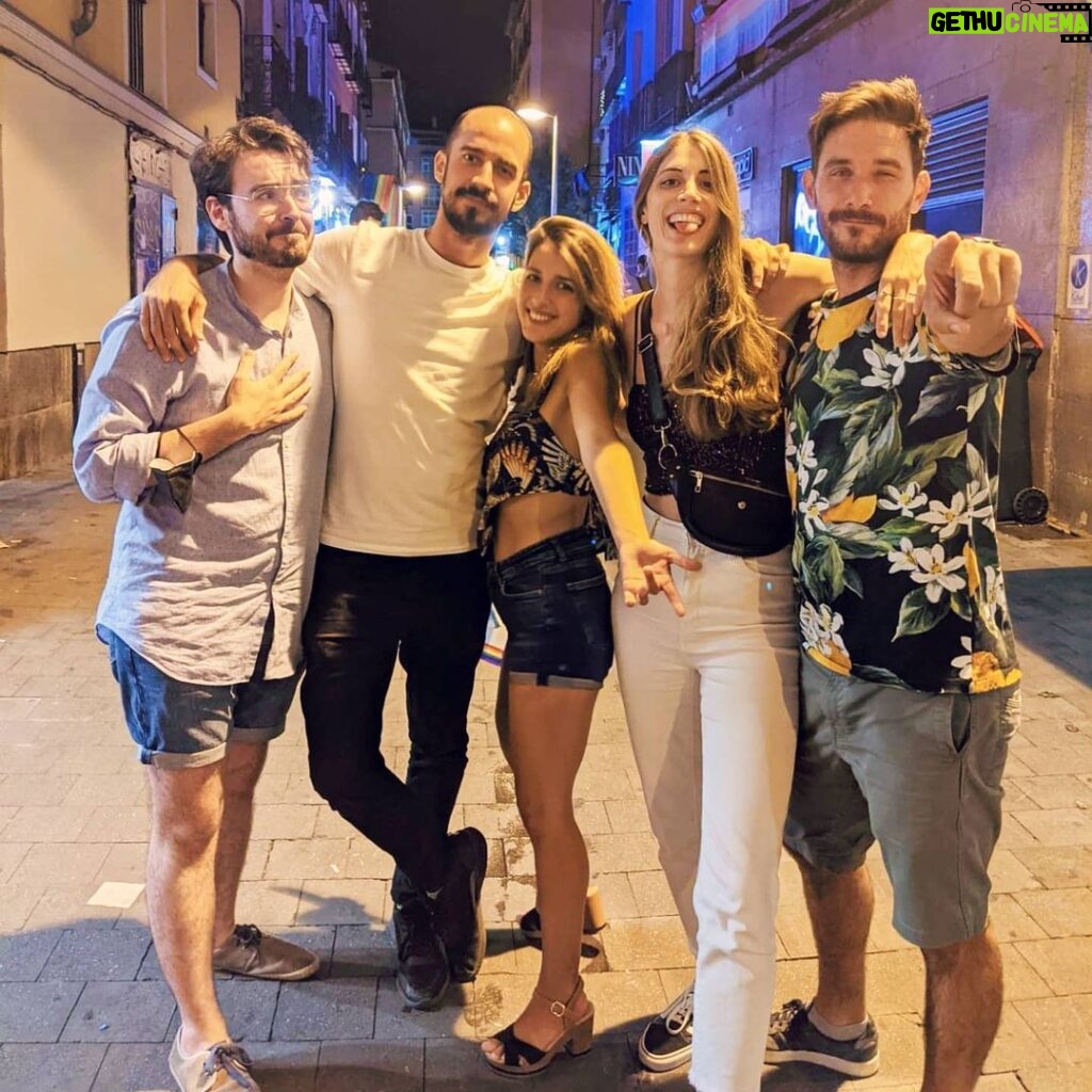 Rocío Vidal Instagram - Qué GANAS tenía de juntarnos de nuevo ♥️ P.D:Soy diminuta entre estos cuatro 😔✌️