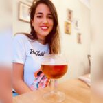 Rocío Vidal Instagram - Me gustan las cosas claras, y las cervezas más grandes que yo. Esto tampoco es difícil, porque aunque muchos no lo sepáis, soy un comino de menos de 1,60. Ya está, dato aleatorio sobre mi persona del jueves. Espero que estéis todos bien, y mucho ánimo a toda mi gente de Colombia, que están viviendo una vulneración horrible de sus Derechos Humanos. Fuerza y que esto no quede impune 💪🇨🇴 Fotografía de mi maravillosa @carlaribes