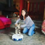 Rocío Vidal Instagram - Siempre había soñado con que mis gatos se subirían a mi robot aspirador y dominarían el mundo desde ahí arriba. De momento, no está habiendo suerte y huyen despavoridos. Pero vaya, yo mantengo la esperanza y más contenta que unas castañuelas con el robot limpiador RoboVac G10 Hybrid de @anker_esp, que me limpia la casa de pelitos de mis animales y además funciona con wifi y le doy órdenes desde la app. Y me han dado un descuento para vosotros de 80€ en el precio final, con el código ROCIOVIDAL. Tenéis el link de compra en stories. Ya me contáis si os gusta 😻✨😻✨😻✨ #ad #limpieza #hogar #eufy #eufyrobovac #smarthome #home #robovac #anker