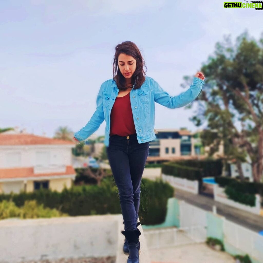 Rocío Vidal Instagram - De pequeña, solía subir mucho al tejado de mi casa para observar a mi alrededor desde arriba.