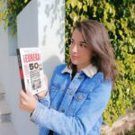 Rocío Vidal Instagram - Si hace tres años me llegan a decir que, con 28 primaveras, iba a escribir Historia de la Ciencia, con mayúsculas, y en modo reportaje, en vivo y en directo como si nos trasladásemos en el tiempo, me hubiese echado a reír. Pero aquí estoy, orgullosa con mi nuevo hijo, ¡EUREKA!, que ha sido el trabajo más arduo de investigación de mi vida. Y nada me hace más feliz que compartirlo con todos vosotros, que sintáis ese cosquilleo de lo que hemos recorrido hasta llegar hasta nuestros días, y que en estos tiempos duros de pandemia que nos ha tocado vivir, podamos valorar la importancia de ensalzar el trabajo científico como herramienta para superar los obstáculos. ¿Sabías que Napoleón Bonaparte ayudó a promover la vacunación? ¿O que una condesa fue de las primeras programadoras de la Historia? ¿Por qué Galileo tuvo que abjurar del Heliocentrismo ante la Santa Inquisición? 50 reportajes que cambiaron la Historia: anécdotas, guerras entre la religión y la ciencia, historias de mujeres silenciadas... A la venta el 28 de enero, envíos internacionales desde Amazon y disponible ya en preventa. Tenéis el link en la bio ♥️ P.D: A mi gato Pantxo aún no he conseguido engancharle al libro. Espero que a vosotros os guste más. Fotografía @claravidal10.
