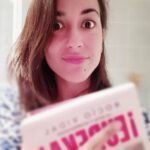 Rocío Vidal Instagram - Aquí está, en mis manos por primera vez, el trabajo más arduo y más importante de mi vida. Estoy desbordada de la emoción y me muero de ganas por compartirlo con vosotros. Mañana os lo enseño en directo en Twitch. Mi nuevo libro ♥️