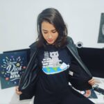 Rocío Vidal Instagram - Se me da regulín hacerme fotos, pero lo importante es... ¡He sacado mi tienda online! Diseños originales en camisetas, tazas, sudaderas, pósters... Yo creo que es un regalo perfecto para estas navidades, ¿No? Envíos rápidos e internacionales. Tenéis el link a la tienda en la bio y en stories. Espero que os guste 🥰 Grscias @joelmarcodesign por los diseños.