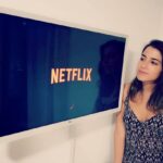 Rocío Vidal Instagram - Con esta tele que es más grande que yo, os cuento que el domingo se viene un vídeo sobre la inmortalidad, mitos y realidades aprovechando el estreno de la nueva peli de @netflixes, #LaViejaGuardia. ¡Echadle un ojo que está muy fresca y el domingo nos vemos! 😏