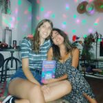Rocío Vidal Instagram - Que no puedo ser más feliz de tener la suerte de ser su amiga, y que encima ha sacado un librazo que es para caerse de culo. ¿A qué esperáis para pillároslo?