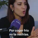 Rocío Vidal Instagram - ¡NUESTRAS ABUELAS TIENEN RAZÓN! (Aunque sea en parte). ¿Te puedes resfriar por coger frío? El médico anestesista David Callejo nos lo resuelve, entre otras muchas dudas médicas, y también nos cuenta la cara que no se ve de ser anestesista pediátrico. CAPITULAZO 💜 Tenéis la entrevista completa de El Club de las Mentes Vivas como todas las semanas en @podimo_es y en el link de mi bio un mesazo gratuito 🔥🔥🔥