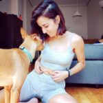 Rocío Vidal Instagram - DEJAD DE OPINAR SOBRE NUESTROS CUERPOS. Estoy recibiendo este tipo de comentarios en mi último vídeo y me ha parecido oportuno hacer una reflexión. Ya está bien de que estemos continuamente sometidas al más duro escrutinio sobre unos ideales inalcanzables de perfección y belleza. Una de cada tres adolescentes sufre ansiedad por culpa de las redes sociales. Hemos creado un monstruo, y si no somos conscientes del peligro que supone para la autoestima, para la salud mental y la estabilidad de tantas personas este tipo de comentarios "bienintencionados", la cosa va a ir a peor. A mí no me afecta, estoy en mi peso y feliz con mi cuerpo, pero muchas compañeras lo sufren a diario, y encima tienen que soportar que algunas influencers critiquen que se muestren la diversidad de cuerpos en campañas publicitarias. Promover la salud no está reñido con mostrar cuerpos reales, a ver si nos entra en la mollera. Nadie tiene que avergonzarse de ser como es, y tiene derecho a estar representada. En conclusión, dejad de opinar sobre lo que nos falta, nos sobra o tenemos que mejorar. Nunca sabéis quién hay detrás y cómo le pueden afectar estos comentarios. Mi perrita y yo os deseamos un feliz fin de semana ❤️
