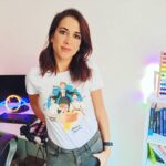 Rocío Vidal Instagram - Pues aquí bien contenta con las nuevas camis de mi tienda 😻. El nuevo diseño para estas navidades es un homenaje a cuatro maravillosas mujeres científicas, pero también tenéis otros que encontraréis en la web en forma de camisetas, sudaderas, tazas, láminas y bolsas. Yo creo que como regalo navideños para vuestros cercanos frikis 100tífikos no está mal, ¿No? ¿Cuál os gusta más? Yo tengo debilidad por el gatete terraplanista, no os voy a engañar. A mi perro no le gusta tanto, creo. Gracias a @joelmarcodesign por marcarte estos diseñazos ♥️ ¡Os dejo el link a todo el merchan en la bio!