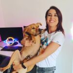 Rocío Vidal Instagram - Pues aquí bien contenta con las nuevas camis de mi tienda 😻. El nuevo diseño para estas navidades es un homenaje a cuatro maravillosas mujeres científicas, pero también tenéis otros que encontraréis en la web en forma de camisetas, sudaderas, tazas, láminas y bolsas. Yo creo que como regalo navideños para vuestros cercanos frikis 100tífikos no está mal, ¿No? ¿Cuál os gusta más? Yo tengo debilidad por el gatete terraplanista, no os voy a engañar. A mi perro no le gusta tanto, creo. Gracias a @joelmarcodesign por marcarte estos diseñazos ♥️ ¡Os dejo el link a todo el merchan en la bio!