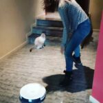 Rocío Vidal Instagram - Siempre había soñado con que mis gatos se subirían a mi robot aspirador y dominarían el mundo desde ahí arriba. De momento, no está habiendo suerte y huyen despavoridos. Pero vaya, yo mantengo la esperanza y más contenta que unas castañuelas con el robot limpiador RoboVac G10 Hybrid de @anker_esp, que me limpia la casa de pelitos de mis animales y además funciona con wifi y le doy órdenes desde la app. Y me han dado un descuento para vosotros de 80€ en el precio final, con el código ROCIOVIDAL. Tenéis el link de compra en stories. Ya me contáis si os gusta 😻✨😻✨😻✨ #ad #limpieza #hogar #eufy #eufyrobovac #smarthome #home #robovac #anker