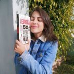 Rocío Vidal Instagram - Si hace tres años me llegan a decir que, con 28 primaveras, iba a escribir Historia de la Ciencia, con mayúsculas, y en modo reportaje, en vivo y en directo como si nos trasladásemos en el tiempo, me hubiese echado a reír. Pero aquí estoy, orgullosa con mi nuevo hijo, ¡EUREKA!, que ha sido el trabajo más arduo de investigación de mi vida. Y nada me hace más feliz que compartirlo con todos vosotros, que sintáis ese cosquilleo de lo que hemos recorrido hasta llegar hasta nuestros días, y que en estos tiempos duros de pandemia que nos ha tocado vivir, podamos valorar la importancia de ensalzar el trabajo científico como herramienta para superar los obstáculos. ¿Sabías que Napoleón Bonaparte ayudó a promover la vacunación? ¿O que una condesa fue de las primeras programadoras de la Historia? ¿Por qué Galileo tuvo que abjurar del Heliocentrismo ante la Santa Inquisición? 50 reportajes que cambiaron la Historia: anécdotas, guerras entre la religión y la ciencia, historias de mujeres silenciadas... A la venta el 28 de enero, envíos internacionales desde Amazon y disponible ya en preventa. Tenéis el link en la bio ♥️ P.D: A mi gato Pantxo aún no he conseguido engancharle al libro. Espero que a vosotros os guste más. Fotografía @claravidal10.