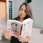 Rocío Vidal Instagram - Si hace tres años me llegan a decir que, con 28 primaveras, iba a escribir Historia de la Ciencia, con mayúsculas, y en modo reportaje, en vivo y en directo como si nos trasladásemos en el tiempo, me hubiese echado a reír. Pero aquí estoy, orgullosa con mi nuevo hijo, ¡EUREKA!, que ha sido el trabajo más arduo de investigación de mi vida. Y nada me hace más feliz que compartirlo con todos vosotros, que sintáis ese cosquilleo de lo que hemos recorrido hasta llegar hasta nuestros días, y que en estos tiempos duros de pandemia que nos ha tocado vivir, podamos valorar la importancia de ensalzar el trabajo científico como herramienta para superar los obstáculos. ¿Sabías que Napoleón Bonaparte ayudó a promover la vacunación? ¿O que una condesa fue de las primeras programadoras de la Historia? ¿Por qué Galileo tuvo que abjurar del Heliocentrismo ante la Santa Inquisición? 50 reportajes que cambiaron la Historia: anécdotas, guerras entre la religión y la ciencia, historias de mujeres silenciadas... A la venta el 28 de enero, envíos internacionales desde Amazon y disponible ya en preventa. Tenéis el link en la bio ♥️ P.D: A mi gato Pantxo aún no he conseguido engancharle al libro. Espero que a vosotros os guste más. Fotografía @claravidal10.
