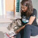 Rocío Vidal Instagram - Si hace tres años me llegan a decir que, con 28 primaveras, iba a escribir Historia de la Ciencia, con mayúsculas, y en modo reportaje, en vivo y en directo como si nos trasladásemos en el tiempo, me hubiese echado a reír. Pero aquí estoy, orgullosa con mi nuevo hijo, ¡EUREKA!, que ha sido el trabajo más arduo de investigación de mi vida. Y nada me hace más feliz que compartirlo con todos vosotros, que sintáis ese cosquilleo de lo que hemos recorrido hasta llegar hasta nuestros días, y que en estos tiempos duros de pandemia que nos ha tocado vivir, podamos valorar la importancia de ensalzar el trabajo científico como herramienta para superar los obstáculos. ¿Sabías que Napoleón Bonaparte ayudó a promover la vacunación? ¿O que una condesa fue de las primeras programadoras de la Historia? ¿Por qué Galileo tuvo que abjurar del Heliocentrismo ante la Santa Inquisición? 50 reportajes que cambiaron la Historia: anécdotas, guerras entre la religión y la ciencia, historias de mujeres silenciadas... A la venta el 28 de enero, envíos internacionales desde Amazon y disponible ya en preventa. Tenéis el link en la bio ♥️ P.D: A mi gato Pantxo aún no he conseguido engancharle al libro. Espero que a vosotros os guste más. Fotografía @claravidal10.