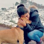Rocío Vidal Instagram - Le estoy contando a Lennon que no se preocupe por la nieve, las nuevas experiencias a veces asustan pero merecen la pena. Al final hemos disfrutado el principio de año como dos niños pequeños. Espero que vuestro inicio de año haya empezado con buen pie. Volvemos pronto con nuevos vídeos en el canal 🥰 Monte Bartolo, Benicasim