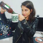 Rocío Vidal Instagram - Se me da regulín hacerme fotos, pero lo importante es... ¡He sacado mi tienda online! Diseños originales en camisetas, tazas, sudaderas, pósters... Yo creo que es un regalo perfecto para estas navidades, ¿No? Envíos rápidos e internacionales. Tenéis el link a la tienda en la bio y en stories. Espero que os guste 🥰 Grscias @joelmarcodesign por los diseños.