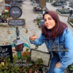 Rocío Vidal Instagram - Hoy es el día más importante para la historia de La gata de Schrödinger. Hemos visitado la tumba del padre del canal, nuestro querido Erwin Schrödinger, y le hemos homenajeado como no podía ser de otra manera, recreando el famoso meme. Esta oportunidad para estar superpuestos sólo ocurre una vez en la vida. Le he dado las gracias por sus contribuciones a la física y le he contado que su crítica a la cuántica con el experimento del gato se ha vuelto uno de los mayores memes de Internet (ha sido un poco complicado explicárselo porque yo no sé alemán y él no sabía lo que era Internet ni lo que era un meme). Y todo coincidiendo en la semana en la que cumplimos 6 años haciendo vídeos y hemos alcanzado los 700.000 suscriptores. Gracias por todo ♥️ Alpbach Tirol, Austria