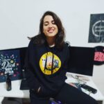 Rocío Vidal Instagram - Se me da regulín hacerme fotos, pero lo importante es... ¡He sacado mi tienda online! Diseños originales en camisetas, tazas, sudaderas, pósters... Yo creo que es un regalo perfecto para estas navidades, ¿No? Envíos rápidos e internacionales. Tenéis el link a la tienda en la bio y en stories. Espero que os guste 🥰 Grscias @joelmarcodesign por los diseños.