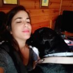 Rocío Vidal Instagram - Hola, preciosa Sía. Hacemos un trato. Yo te cuido y te doy todo el cariño que la familia que te abandonó no te dio, hasta que encontremos tu casa definitiva. Y tú no te subes encima de mí con tus 26 kgs de peso mientras estoy trabajando, que alguien tiene que traer comida a esta casa. ¿Alguien quiere conocer a esta increíble perra? Está en adopción y tenéis la info en mis stories destacados.