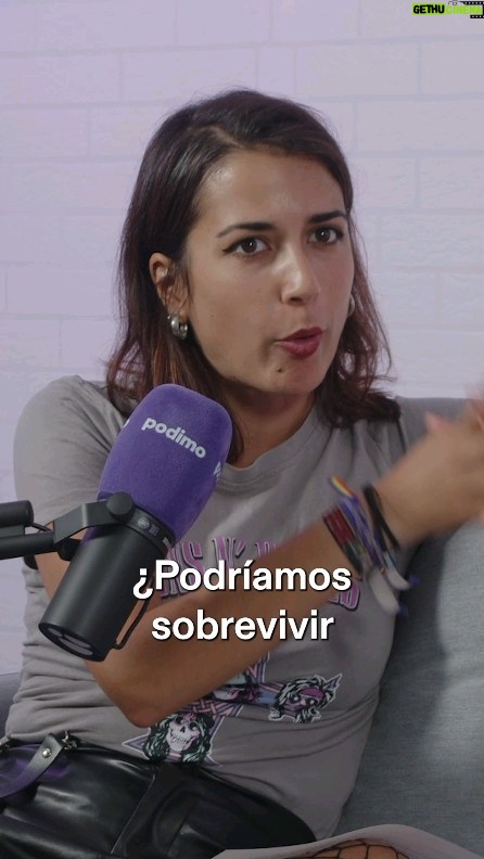 Rocío Vidal Instagram - Si no tenemos suficientes con nuestros problemas de millenial, ahora resulta que a lo mejor estamos dentro de un agujero negro. Si queréis que os vuele la cabeza como a mí, ved este episodio entero porque crisis existencial se queda corto. Gracias @quantumfracture por ello 💜. Recordad que sólo esta semana tenéis 45 días gratis con el link de mi bio y en @podimo_es 🙌