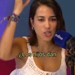 Rocío Vidal Instagram - Ya está bien de idealizar tener hijos. Que si los tienes, pues genial. Pero si no, NO PASA NADA. Hay muchas fuentes de felicidad a tu alcance. Y de eso precisamente hablamos con @merigopsico, de si estamos hechos para la felicidad, de los vendehúmos que te hacen culpable por no cumplir todos tus sueños, y del sistema que nos asfixia mientras nos obliga a sonreír. Os va a encantar 💜 Y ATENCIÓN, sólo esta semana 2 MESES GRATIS para escuchar todo lo que queráis en @podimo_es. Tenéis el link en mi bio. ¡Aprovechad insensatos!
