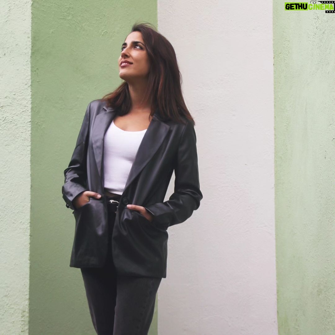 Rocío Vidal Instagram - Vuestra investigadora de confianza vuelve a las andadas 🕵🏽♀️ Nos espera un 2024 intenso, pero no cesaremos. Ponedme en comentarios en qué 'fregao' os gustaría que me metiese este año. ¡Al lío! P.D: Mi perro desconfía. Fotos por @agost127 💜