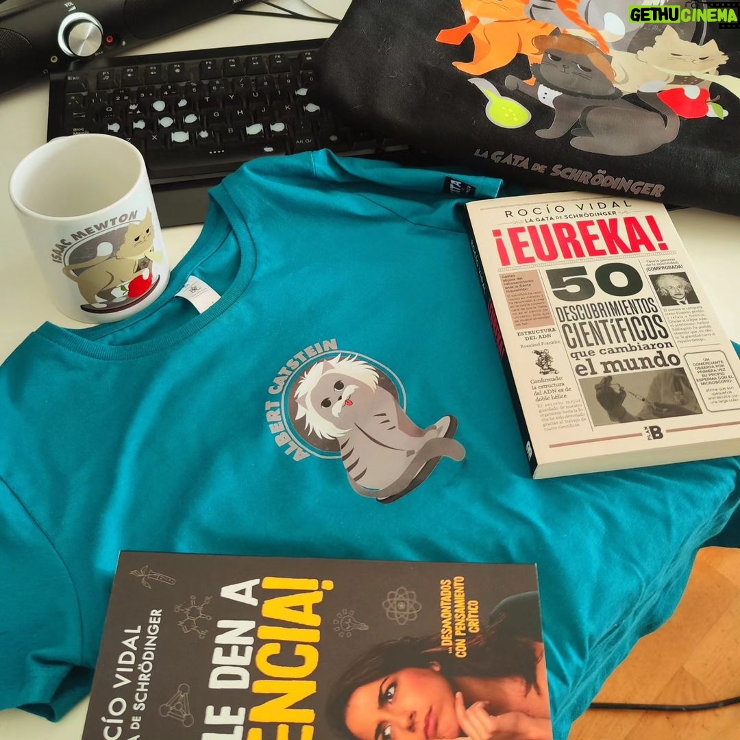 Rocío Vidal Instagram - 🎁¡SORTEO + NUEVAS CAMISETAS!🎁 Para celebrar las Navidades y la llegada de los nuevos michis científicos, vamos a regalar 3 packs de camis científicas + libro a tu elección. Para participar: -Menciona a tantos colegas como quieras a los que crees que les gustaría poseer a un michi científico (+ comentarios, + posibilidades de ganar). 🧝♂️👱🏾♀️ -Comparte en stories los diseños 🖌️ -Asegúrate de que me sigues 👀. -Like a la publicación ♥️ El DOMINGO decimos los ganadores y lanzamos oficialmente la tienda con los nuevos diseños para que os lleguen a tiempo por si queréis regalarlos por Navidad. ¿Os gustan? 🤭 ¡SUERTE! 🍀