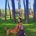 Rocío Vidal Instagram - Os tengo que confesar algo. Más allá de la ciencia, la verdadera Gata de Schrödinger no está viva o muerta, está en modo día o modo noche. 1. La gata de noche. 2. La gata de día (con mi perro). 3. La gata de noche. 4. La gata de día (trepando). 5. La gata de noche 😳 @danilepoka 6. La gata de día (en el Psicofest con mi hermana @claravidalme).