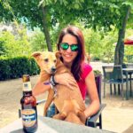 Rocío Vidal Instagram - Foto 1: ¿Cuántos perros ves en la foto? Foto 2: ¿Mahou 0,0 Tostada? Foto 3: Venga, fuera prejuicios, hay que probarlo todo. Foto 4: ¡Pues ta rica! Sí, no estáis soñando, he probado por primera vez una cerveza 0,0 que me ha gustado, y oye, para los que no queráis o no podáis beber alcohol, echadle una probada a Mahou 0,0 Tostada y me contáis. A veces hay que dejar a un lado los prejuicios en esta vida 🍻 @mahou_es #UnSaborQueDesmontaPrejuicios #publi