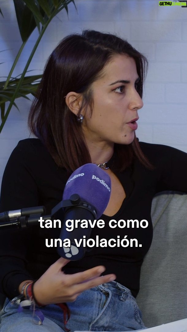 Rocío Vidal Instagram - Así abrió los ojos la fundadora de los Latin King en España. Mariah Oliver nos cuenta cómo empezó todo, cómo se dio cuenta de la violencia que había contribuido a crear, cómo entró en la cárcel y cómo lo ve ahora en perspectiva después de 15 años. Una charla imperdible para entender cómo funcionan las pandillas y cómo te puedes llegar a creer que estás haciendo el bien. Y con este último capítulo por todo lo alto, nos despedimos de El Club de las Mentes Vivas (al menos de momento). Gracias por formar parte de esta selecta sect... Ejem ¡Club!. La de testimonios valiosos que hemos escuchado, historias únicas, mentes despiertas. Gracias por hacerlo posible y gracias también a @podimo_es por acogerme en su casa 💜. Hoy es el último día para poder escucharlo con 45 días gratuitos así que aprovechad para darle ese último empujón y quizá haya una tercera temporada 😏. Link en mi bio y en storiesss