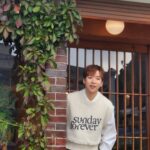 Rock Hyeon Instagram - 첫 솔로 앨범 활동을 끝냈다. 아쉬웠던 부분들이 많았지만 그래도 잘 마칠수 있었던 건 역시나 팬들이 나를 기다려주고 응원해주기 때문이었다. 우리는 참 많은 시간을 함께 보냈다. 그런데도 처음 만났던 순간처럼 여전히 앞에만 서면 긴장을 해서 떨리는건지 아니면 설레는건지 헷갈릴 때가 많다. 나의 자작곡도 너무나 좋아해줘서 기쁘기도 했다. 나의 노래를 듣고 행복해하는 모습, 나에게 마음을 표현하기위해 노력하는 모습을 볼 때마다 정말 귀여운 소녀들 같다. 오사카,나고야,고베,도쿄 순으로 돌아다니며 나의 노래를 들려드렸다. 도쿄에서는 목이 나오지 않아 너무나도 속상했다. 내 잘못이다. 조금 더 신경쓰며 관리를 했어야했다. 이번에 제대로 보여주지 못한 무대들이 잊혀질 정도의 좋은 컨디션으로 보다 더 마음을 가득 채울수 있는 노래로 찾아봬야겠다고 다짐을 했다. 마지막까지도 수고 했다며 큰 박수와 함께 소리 내어 메세지를 보내줬는데 너무 감사하고 따뜻했다. 너무 행복했습니다. 그리고 생일 축하해주신 모든 분들께도 감사 인사를 전합니다.☘️ #0210 #2월의_추억들