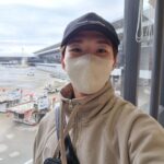 Rock Hyeon Instagram - 공항에서 이번 스타벅스 시즌 메뉴를 먹겠다는 나의 의지😂 자리가 없어 구석에서 몰래 마시기