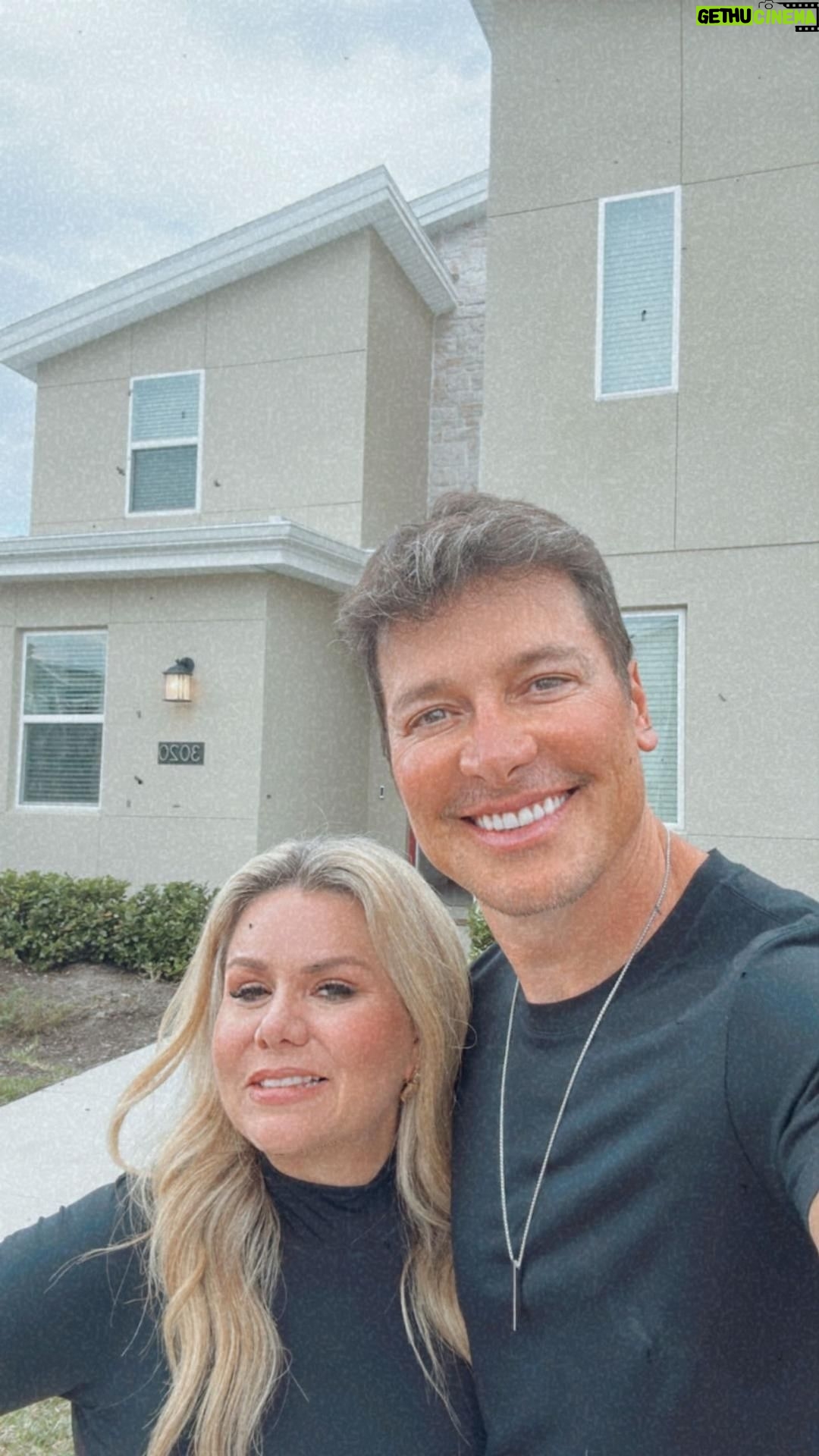 Rodrigo Faro Instagram - QUER COMPRAR UMA CASA EM ORLANDO? A equipe @jujudicasa é a responsável pelo maior número de vendas de casa para famosos e todos os brasileiros que decidem ter uma casa na Disney! Você não se preocupa com nada: escolha do imóvel, financiamento, envio de documentação, envio do dinheiro, assinatura de contrato, DECORAÇÃO (Projetos Exclusivos @JujuDiCasa) além de indicar administração para aluguel do seu imóvel. Você dolariza seu patrimônio e ganha dinheiro em DÓLAR enquanto está no Brasil! Conheça a casa que @rodrigofaro e @veraviel passaram férias com a família e envie DM para reservar suas férias nela! #CasaNaDisney #EquipeJujuDiCasa Walt Disney World